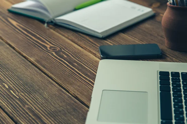 Laptop und Tagebuch auf dem Schreibtisch — Stockfoto