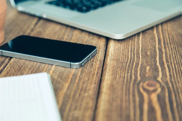 Laptop und Tagebuch auf dem Schreibtisch — Stockfoto