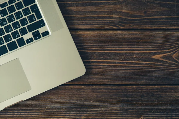 Laptop auf dem Schreibtisch — Stockfoto