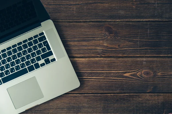 Masanın üstünde laptop