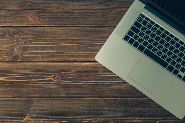 Masanın üstünde laptop