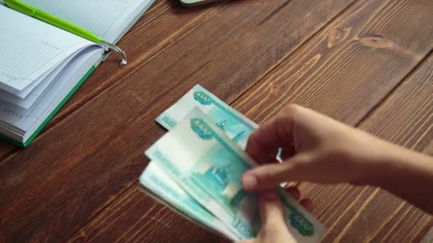 Mulher contando dinheiro na mesa — Vídeo de Stock