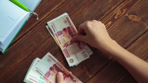 Γυναίκα καταμέτρηση χρήματα στο γραφείο — Αρχείο Βίντεο