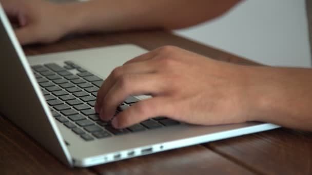 Laptop ile çalışan adam ahşap masanın üzerine yerleştirilen — Stok video