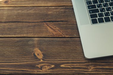 Masanın üstünde laptop