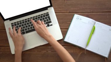 Ahşap masa laptop çalışma