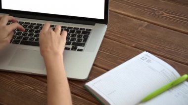 Ahşap masa laptop çalışma