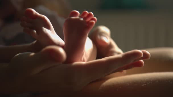 Moeder handen voetmassage pasgeboren baby — Stockvideo