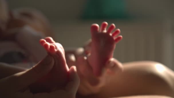 Mamma mani massaggio ai piedi neonato — Video Stock