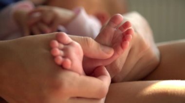 Yeni doğan bebek anne el ayak masajı