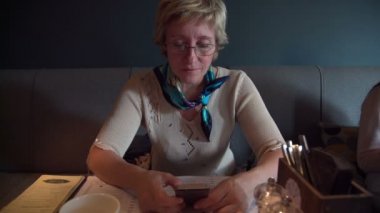 Rusya, Saint Petersburg - 31 Ağustos 2015: smartphone kafede kullanan yetişkin kadın