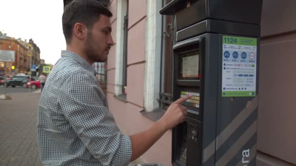 Man betalen voor het parkeren met credit card — Stockvideo