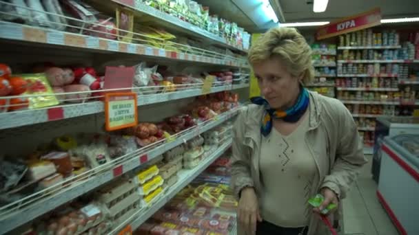 Frau beim Einkaufen im Supermarkt — Stockvideo