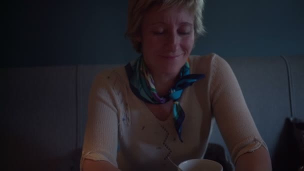 RÚSSIA, SAINT PETERSBURG - 31 de agosto de 2015: Mulher adulta usando smartphone no café — Vídeo de Stock