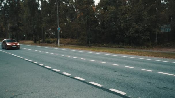 RÚSSIA, SAINT PETERSBURG - SETEMBRO 2, 2015 Carros que conduzem na estrada contry — Vídeo de Stock