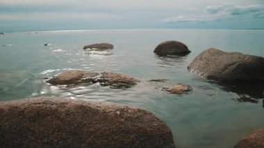 Deniz kıyısındaki kayalar