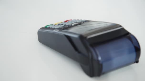 Betaling met een credit card via terminal — Stockvideo