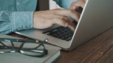 Ahşap masa laptop çalışma