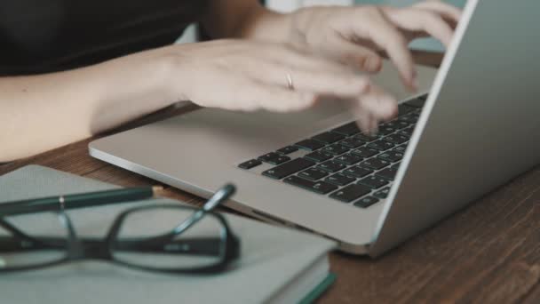 Trabajar en portátil en escritorio de madera — Vídeos de Stock