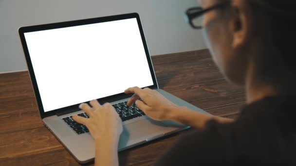 Working on laptop on wooden desk. SAINT PETERSBURG, RUSSIA - AUGUST 29, 2015 — Stock Video