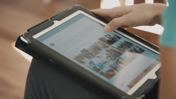 Woman viewing the facebook social network on tablet. SAINT PETERSBURG, RUSSIA - AUGUST 29, 2015 — Stock Video