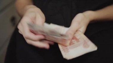 kadın para sayma