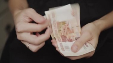 kadın para sayma
