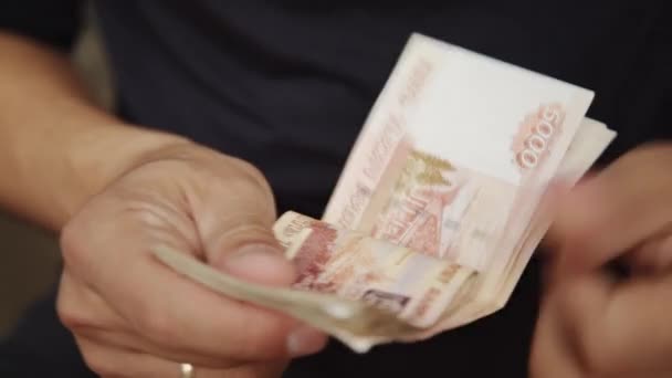 Άνθρωπος που μετράει χρήματα — Αρχείο Βίντεο