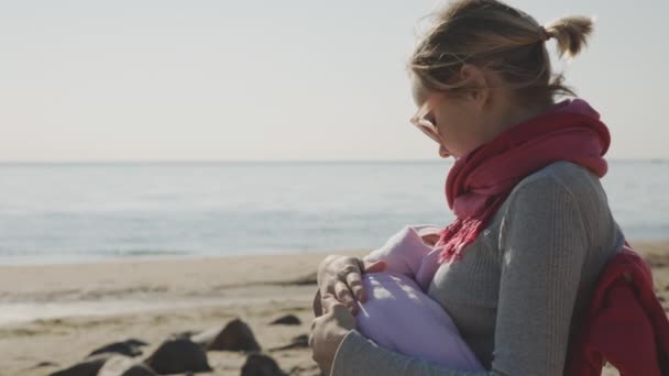Мати breastfeeds його маленької дитини — стокове відео