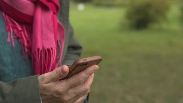 Femme adulte sort son téléphone portable 