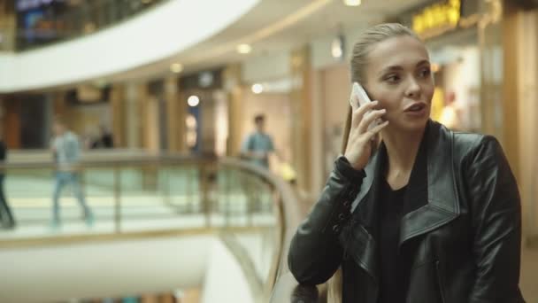 Dívka s dlouhými vlasy, mluví po telefonu — Stock video