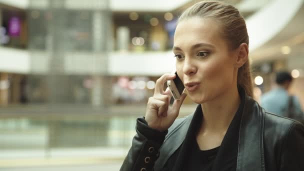 Dívka s dlouhými vlasy, mluví po telefonu — Stock video