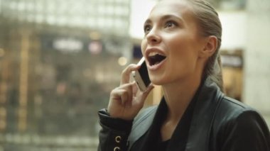 Uzun saçlı kız telefonda konuşurken