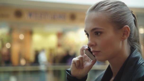 Ragazza con i capelli lunghi, parlando al telefono — Video Stock