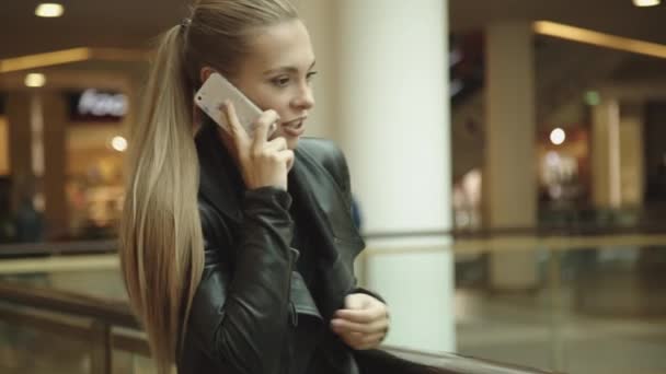 Дівчина з довгим волоссям, розмовляє по телефону — стокове відео