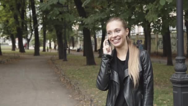 Dívka s dlouhými vlasy, mluví po telefonu — Stock video