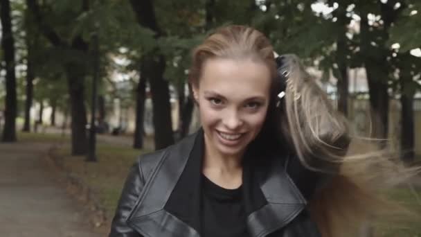Молодая красивая блондинка улыбается и позирует — стоковое видео