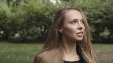 Genç güzel sarışın gülümseyen ve poz