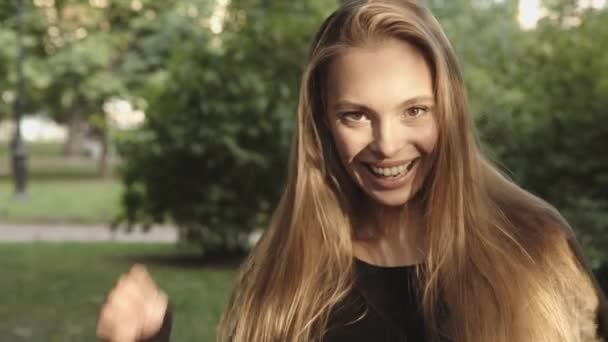 Jonge mooie blonde glimlachend en poseren — Stockvideo