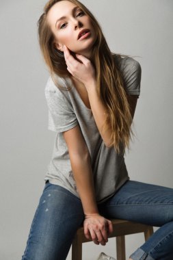 çarpıcı bir sarışın güzellik portresi