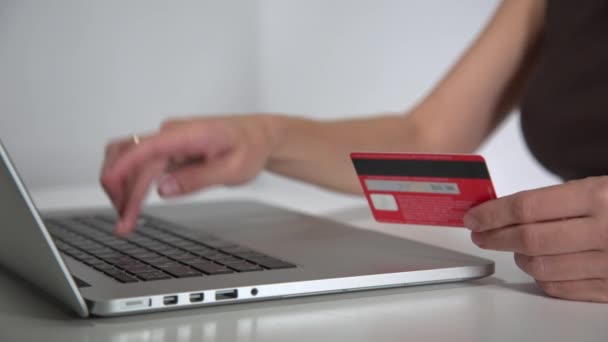 Betalen met credit card online op laptop — Stockvideo