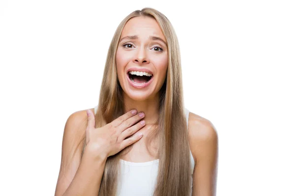 Retrato de mujer sorprendida sobre fondo blanco — Foto de Stock