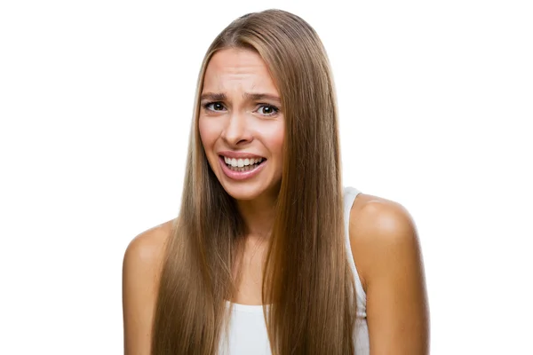 Retrato de mulher franzida no fundo branco — Fotografia de Stock