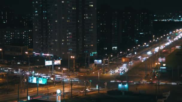 Belebte Kreuzung in der nächtlichen Stadt — Stockvideo