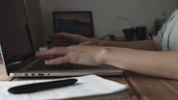 Mulher trabalhando com laptop colocado na mesa de madeira — Vídeo de Stock