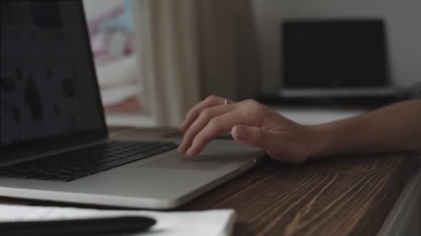 Mulher trabalhando com laptop colocado na mesa de madeira — Vídeo de Stock