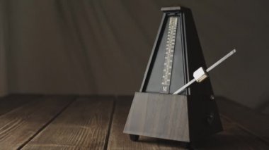 Karanlık bir arka plan üzerinde Vintage Metronom.