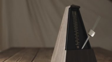 Karanlık bir arka plan üzerinde Vintage Metronom.