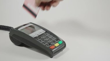 POS terminalinden kredi kartı geçiyor