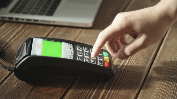 Passaggio a mano carta di credito sul terminale POS — Video Stock